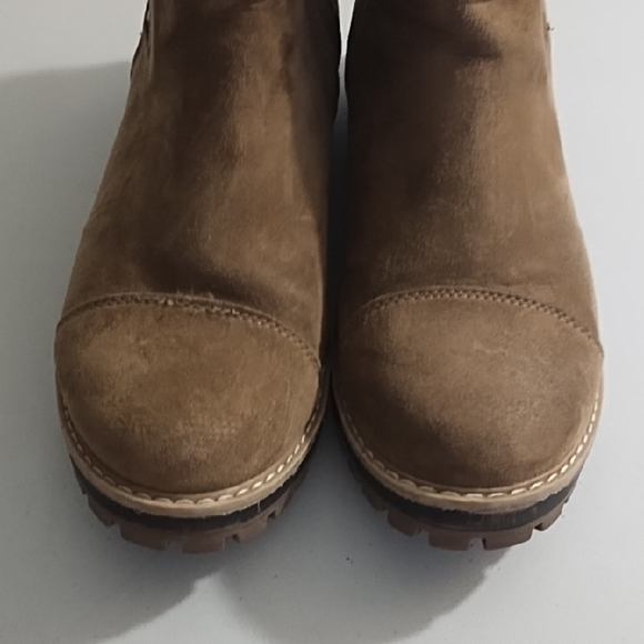 Tan Chelsea Boots with Rugged Design Side Zip & Elastic Panels 10 - Picture 3 of 9
